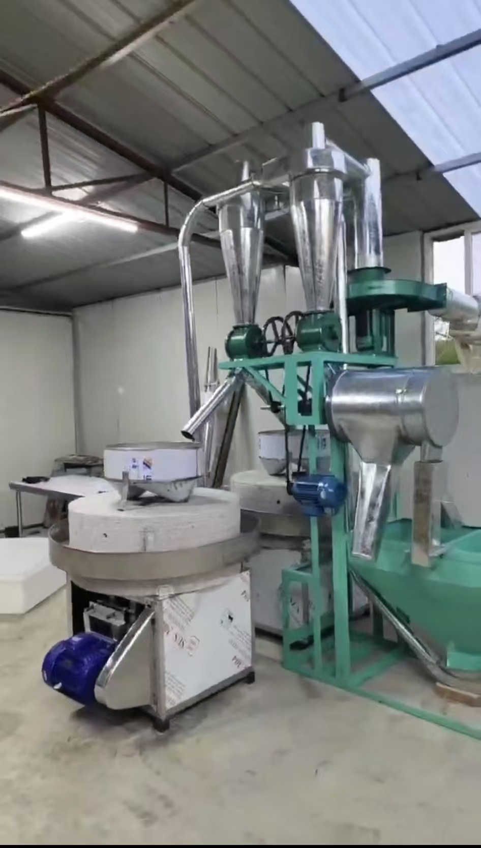 陜西李總?cè)詣?dòng)雙磨--面粉磨安裝成功